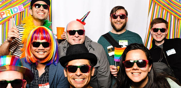 Funcionários da WatchGuard em um estande de fotos de festas de fim de ano da empresa