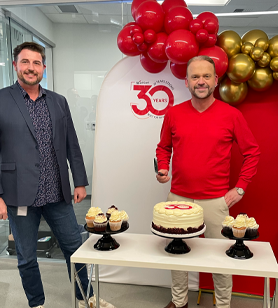 Corey e Joe com balões e bolo de 30º aniversário.