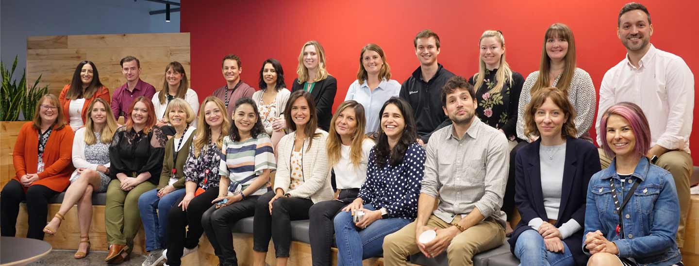 Equipe de marketing mundial da WatchGuard reunida na área de reunião geral da sede corporativa