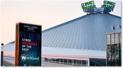 Annonce WatchGuard sur un panneau devant la salle omnisports Climate Pledge Arena de Seattle