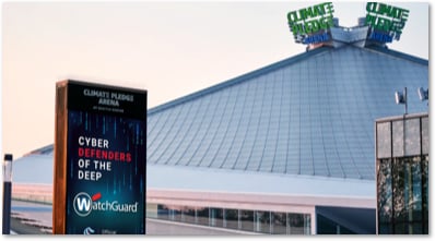 Pubblicità di WatchGuard su un cartello davanti alla Climate Pledge Arena di Seattle