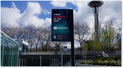 Aviso publicitario de WatchGuard en un poste exterior con la Space Needle detrás