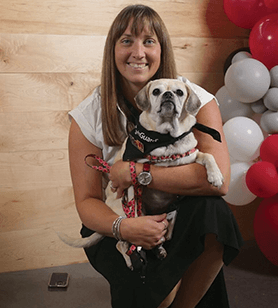 Michelle Welch, directora de Marketing con su perra Emma