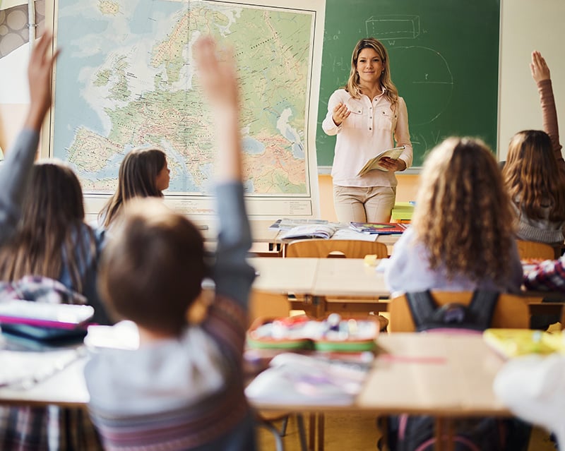 Un enseignant devant une classe de jeunes enfants
