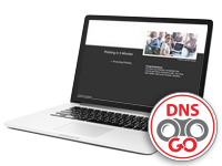 Foto: logotipo do DNSWatchGO da WatchGuard na frente de um laptop