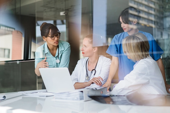 Médicos e enfermeiros em reunião
