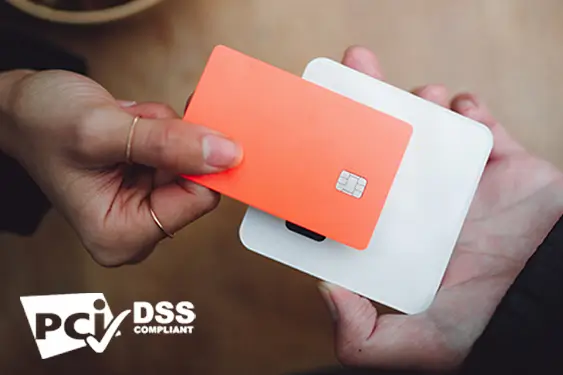 Une personne utilisant une carte de crédit pour payer sur un terminal de paiement portable