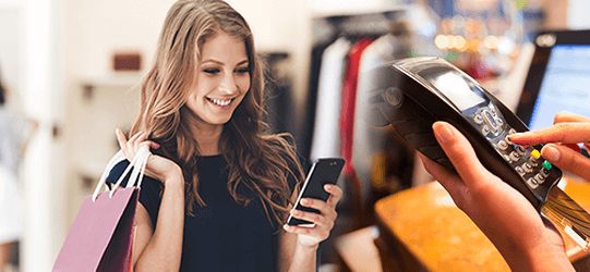 Foto: EH - Frau beim Einkaufen / Rezeption in der Hotel-Lobby