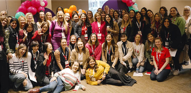 Mujeres de WatchGuard reunidas en una colorida habitación con globos