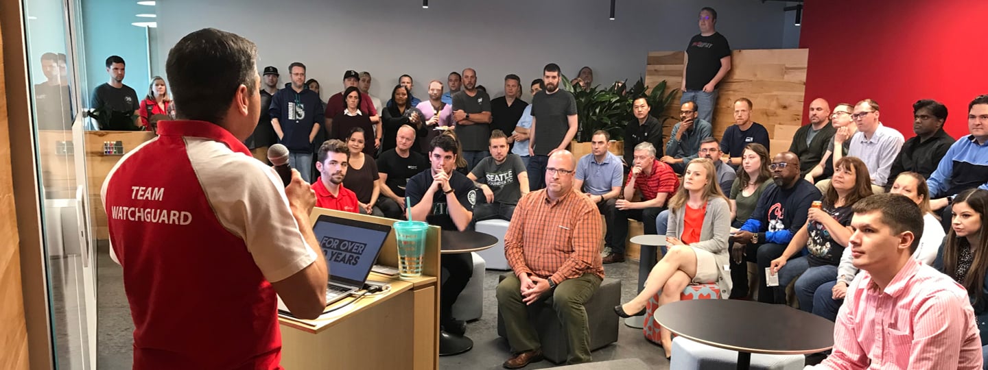 Prakash spricht auf einem Town-Hall Meeting