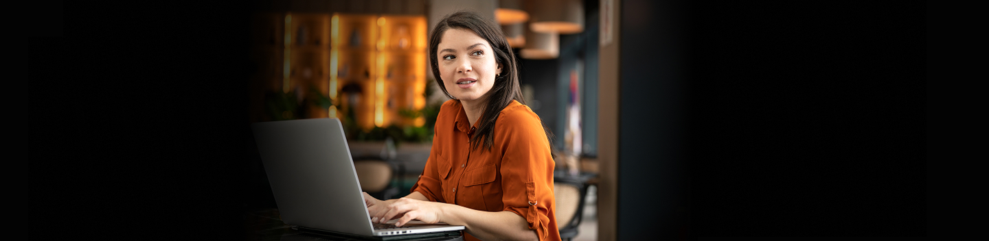 womam typing in the computer