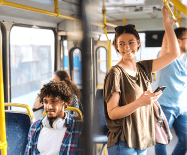 Impacto ambiental - pessoas indo de ônibus para o trabalho